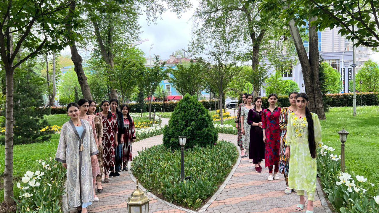 Имрӯз таваҷҷуҳи бештар зоҳир намудани ҷавонон, бахусус донишҷӯдухтарон ба фарҳанги миллӣ ва ба бар намудани либоси тоҷикона, яке аз нишонаҳои муҳими эҳёи арзишҳои фарҳангӣ ва худшиносии миллӣ